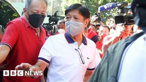 Philippines election: Marcos son eyes return with early lead .